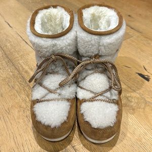 The most adorable Moon Boots! 🤍